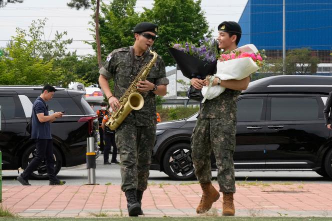 Deux des membres du groupe de K-pop BTS, RM (à gauche) et V, à l’issue de leur service militaire, à Chuncheon, Corée du Sud, le 10 juin 2025.
