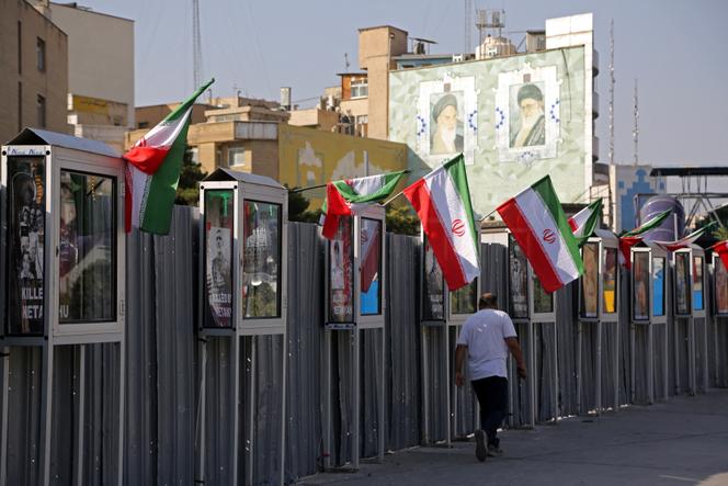 Des photos de civils et de hauts responsables iraniens tués lors des attaques israéliennes sont exposées dans les rues de Téhéran, le 19 juin 2025.