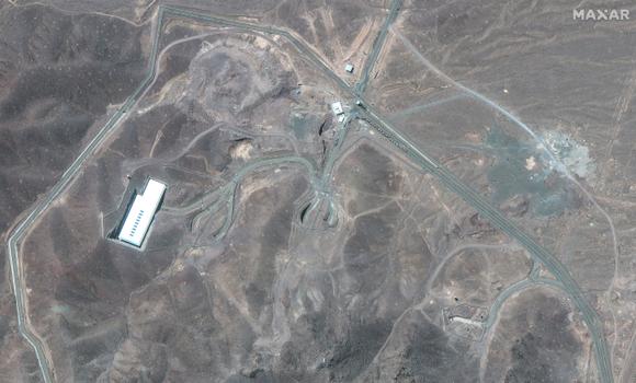 Une image satellite montre des camions positionnés près de l’entrée de l’usine d’enrichissement de combustible de Fordo, en Iran, le 19 juin 2025.
