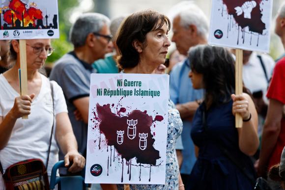Des Iraniens manifestent à la suite des frappes américaines sur l’Iran, à Paris, le 22 juin 2025.