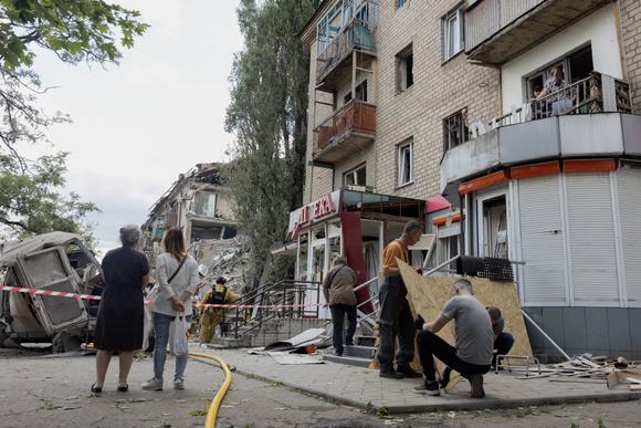 Bij een gebouw dat beschadigd is door een Russische aanval, in Kramatorsk, Oekraïne, 22 juni 2025.