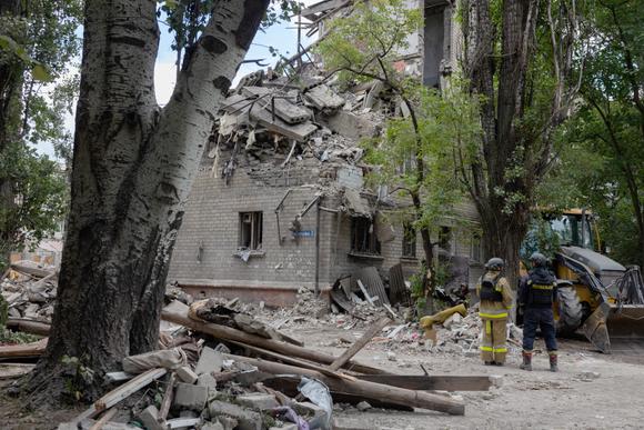 Een woongebouw beschadigd na een Russische aanval in Kramatorsk, Oekraïne, 22 juni 2025.