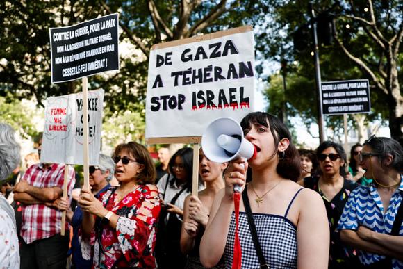 Des Iraniens manifestent à la suite des frappes américaines sur l’Iran, à Paris, le 22 juin 2025.