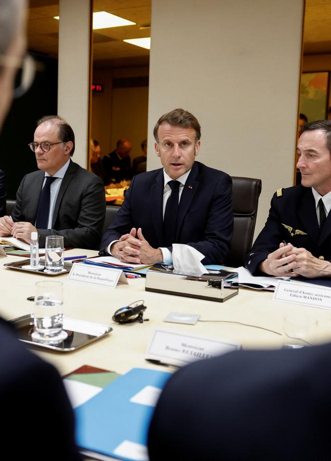 Le président Emmanuel Macron, entouré du secrétaire général de la présidence de la République française Emmanuel Moulin et du général Fabien Mandon, lors d’un conseil de défense sur la crise entre Israël et l’Iran, à l’Elysée, à Paris, le 22 juin 2025.