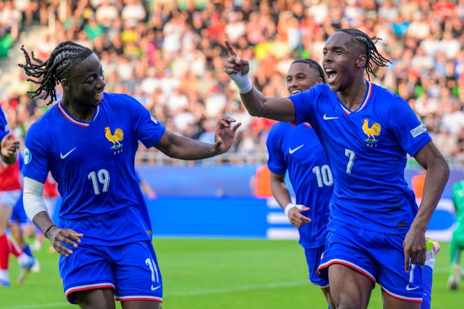 Ismaël Doukouré (à esquerda) parabeniza Mathys Tel (à direita) depois que o último marcou o terceiro gol contra a Dinamarca, durante o quarto -final dos Euro Espoirs, em Preprev (Eslováquia), domingo, 22 de junho de 2025.