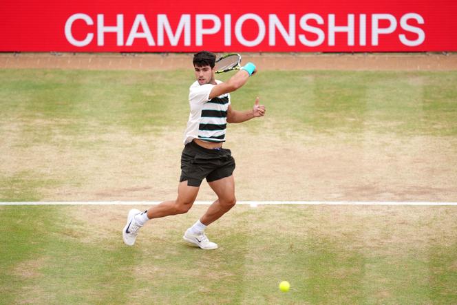 Carlos Alcaraz, lors de la finale du tournoi du Queen’s face au Tchèque Jiri Lehecka, à Londres, le 22 juin 2025. 