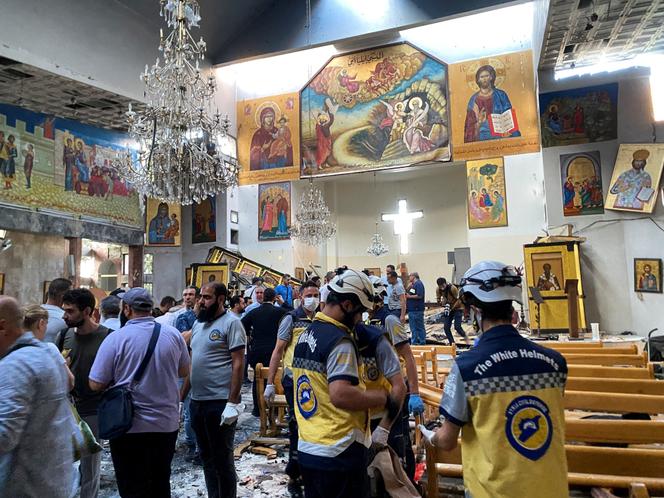 Des habitants et des membres de la défense civile inspectent les dégâts après une explosion dans l’église Saint-Elie, à Damas, le 22 juin 2025. 
