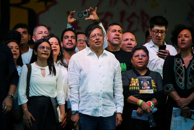 Le président colombien, Gustavo Petro (au centre), à Medellin, en Colombie, le 21 juin 2025.