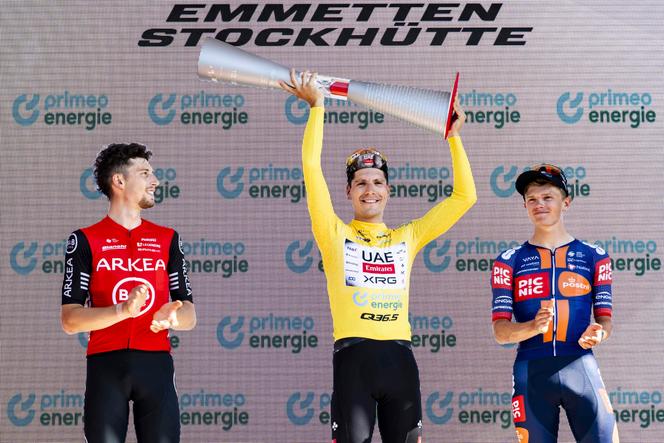 Kévin Vauquelin (à droite), sur le podium du Tour de Suisse, en compagnie du Portugais Joao Almeida (au centre) et du Britannique Oscar Onley, à Stockhütte (Suisse), le 22 juin 2025.