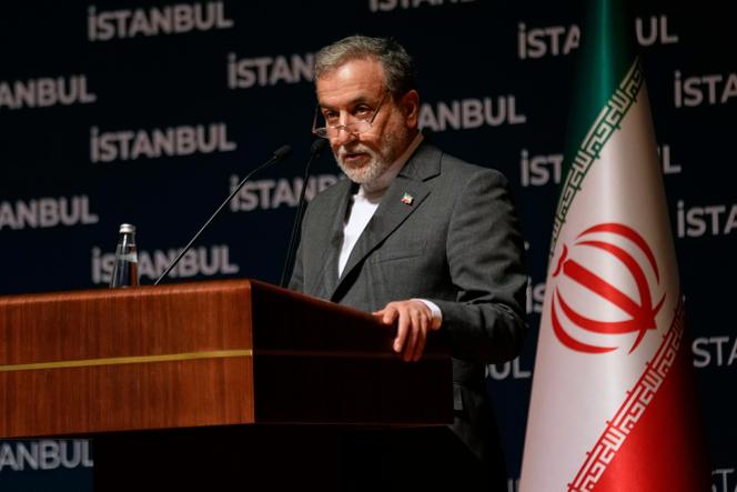 O ministro das Relações Exteriores do Irã, Abbas Araghchi, aguardando entrevista coletiva em Istambul, Turquia, domingo, 22 de junho de 2025.