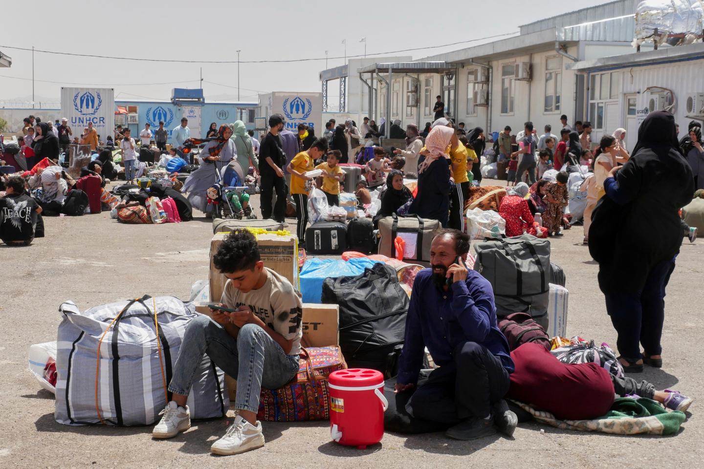 Iran: Nearly 450,000 Afghans have left since June 1 under pressure from Tehran