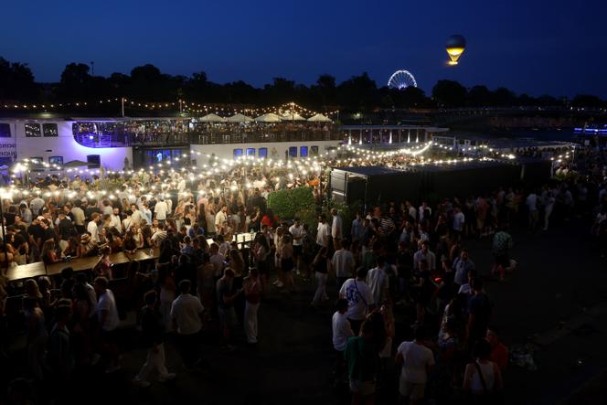 La fête de la musique le long des quais de Seine à Paris, le 21 juin 2025.