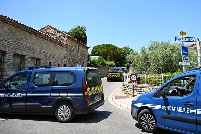 Des gendarmes sécurisent un périmètre près du site des tirs mortels lors d’une fête de mariage à Goult, dans le Vaucluse, le 22 juin 2025.