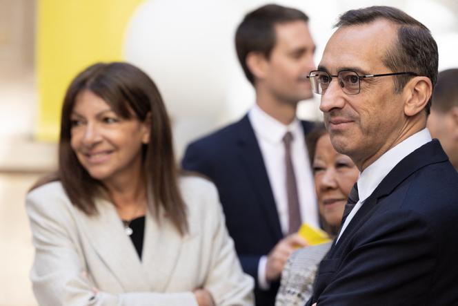 La maire de la capitale, Anne Hidalgo, et le sénateur Rémi Féraud, candidat à sa succession, à Paris, le 19 mai 2025.