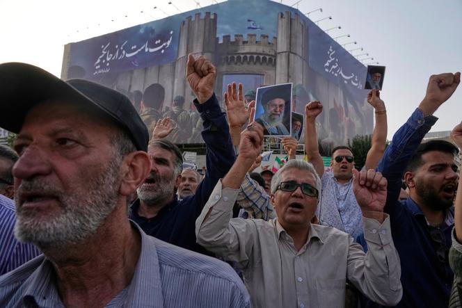 Des manifestants défilent à la suite des frappes américaines sur des sites nucléaires à Téhéran (Iran), le 22 juin 2025.