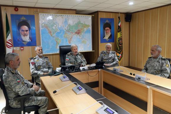 Lors d’un appel vidéo avec les principaux commandants de l’armée iranienne, au quartier général central de Zolfaghar, en Iran, le 23 juin 2025.