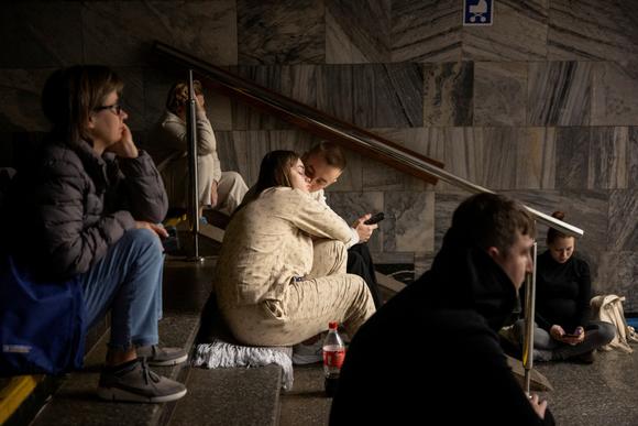 Bewoners zoeken hun toevlucht in een metrostation tijdens Russische stakingen in Kiev op 23 juni 2025.