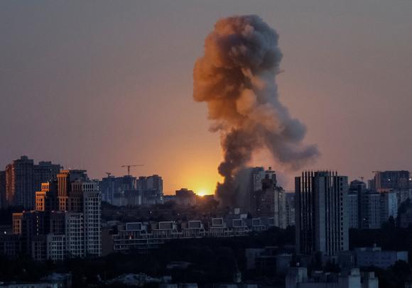 Een Russische raket ontploft in een woonwijk tijdens aanvallen op Kiev op maandag 23 juni 2025.