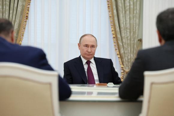 Le président russe Vladimir Poutine, lors d’une réunion avec le ministre iranien des affaires étrangères Abbas Araqchi, au Kremlin, à Moscou, le 23 juin 2025.