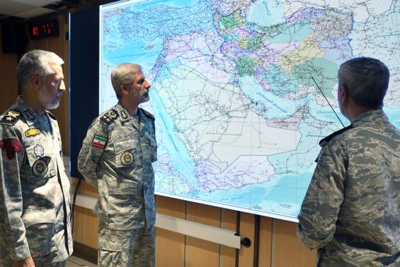 Le général Amir Hatami (au centre), l’amiral Mahmoud Moussavi (à droite) et l’amiral Habibollah Sayyari, lors d’une réunion au quartier général central de Zolfaghar, en Iran, le 23 juin 2025.