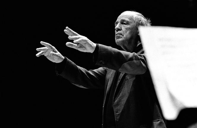 Pierre Boulez dirigeant son œuvre « Messagesquisse » (1976-1977), à Paris, en 2003.