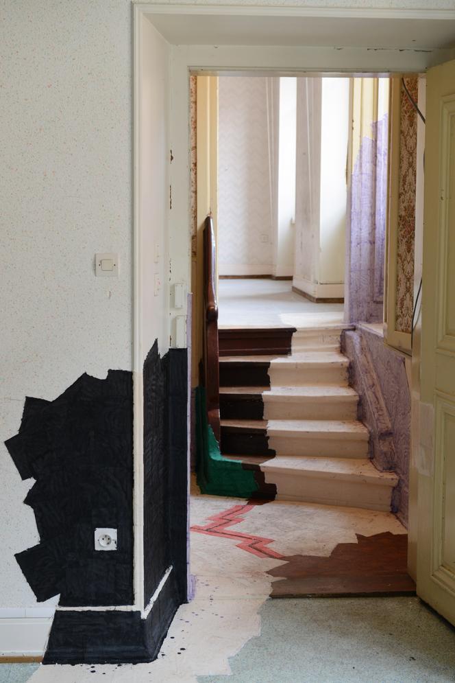Escalier, murs, palier travaillés par Max Charvolen, dans l’annexe de l’espace Malraux, à Colmar.
