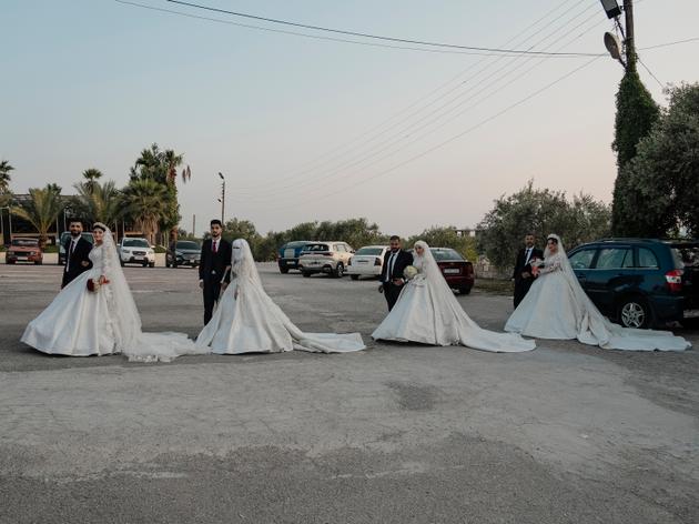 Les couples attendent le début de la cérémonie devant la salle des mariages, à Lattaquié (Syrie), le 9 juin 2025.
