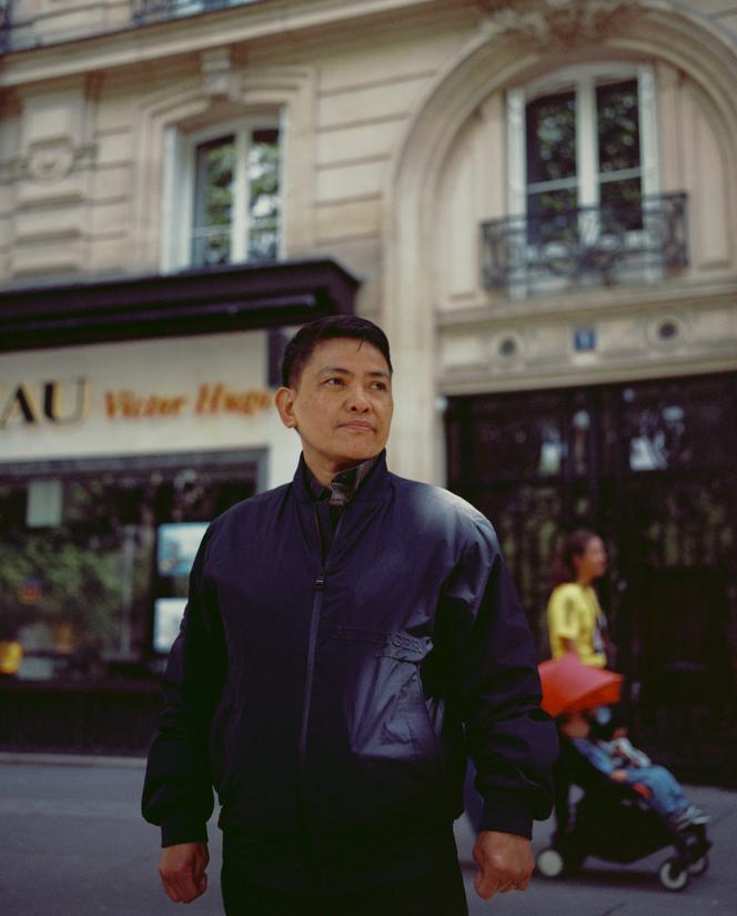 Isko Manansala, 58 ans, revient, le 8 juin 2025, place Victor-Hugo, dans le 16ᵉ arrondissement de Paris. Trente-huit ans plus tôt, c’est sur cette place que cette domestique esclavagisée par une famille émiratie, de passage à Paris, a retrouvé les personnes qui l’ont aidée à s’enfuir.