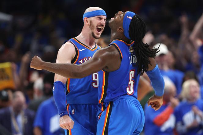 Alex Caruso, à gauche et Luguentz Dort de l’Oklahoma City Thunder, lors du quatrième quatre-temps de la finale NBA contre les Indiana Pacers au Paycom Center à Oklahoma City (Oklahoma), le 22 juin 2025.