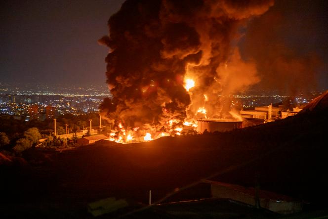 Après une attaque israélienne contre le dépôt pétrolier de Shahran, à Téhéran, le 15 juin 2025.