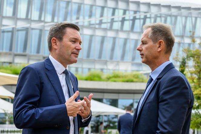 David Lappartient, membre du Comité international olympique, et Edgar Grospiron, président du comité d’organisation des Jeux olympiques d’hiver de 2030 dans les Alpes françaises, à Lausanne, le 23 juin 2025. 