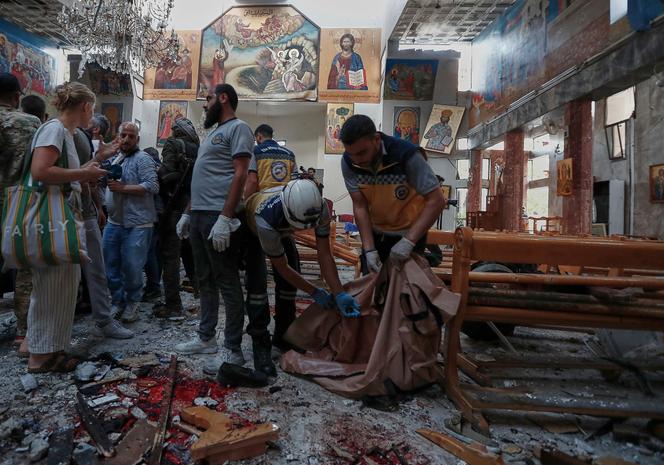 Des membres de la défense civile syrienne enlèvent des corps à l’intérieur de l’église Mar Elias à Dweila, dans la banlieue de Damas, le 22 juin 2025.