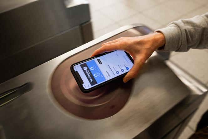Un passe Navigo utilisé sur un smartphone, dans une station de métro parisienne, le 24 mai 2024.