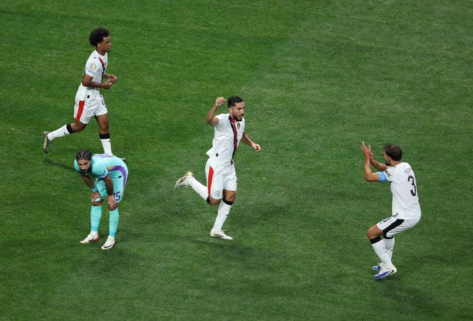 Rayan Cherki (au centre) célèbre son premier but avec Manchester City, lors du match de la Coupe du monde des clubs entre Manchester City et Al-Aïn, à Atlanta (Géorgie), le 22 juin.