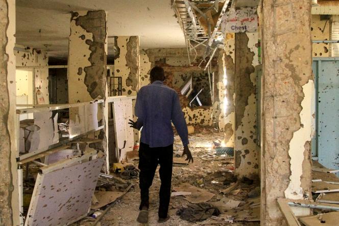 Un homme avance dans un hôpital criblé d’éclats d’obus, à Khartoum le 28 avril 2025. 