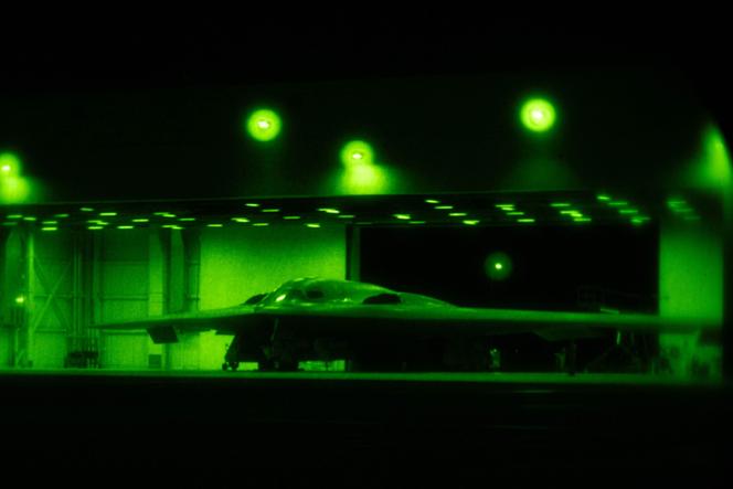 Photo de l’armée de l’air américaine montrant un bombardier B-2 Spirit en cours de préparation en amont de l’opération « Midnight Hammer », à la base aérienne de Whiteman (Missouri), le 22 juin 2025.