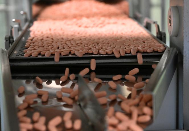 Des comprimés Allevia sur la ligne de conditionnement du site de production d’Opella HealthCare, à Compiègne (Oise), le 19 juin 2025.