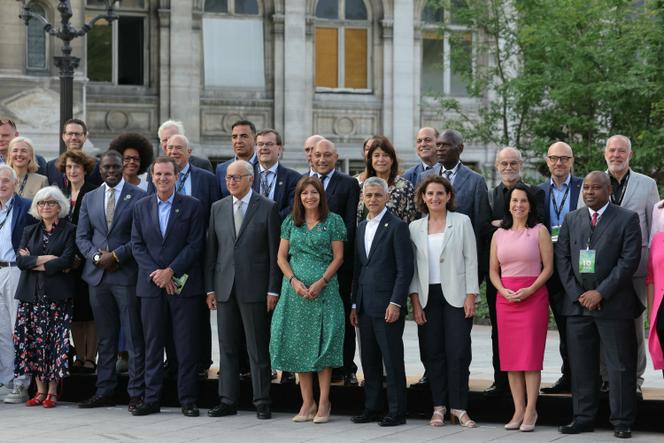 Lors du sommet des maires, devant l’Hôtel de Ville de Paris, le 23 juin 2025.