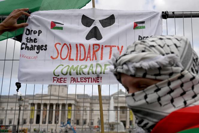 Des manifestants propalestiniens se rassemblent pour protester contre le projet de la ministre de l’intérieur britannique, Yvette Cooper, de proscrire l’association Palestine Action, à Londres, le 23 juin 2025.