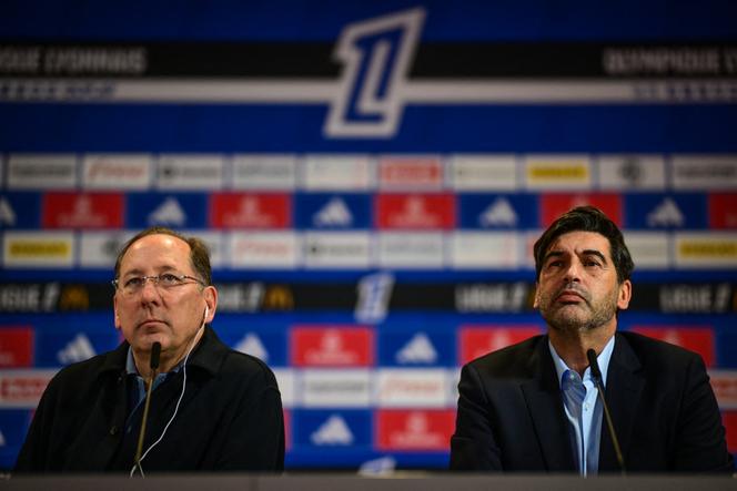 جون تيكستور مالك نادي أولمبيك ليون مع المدرب باولو فونسيكا في ديشينس-شاربيو.