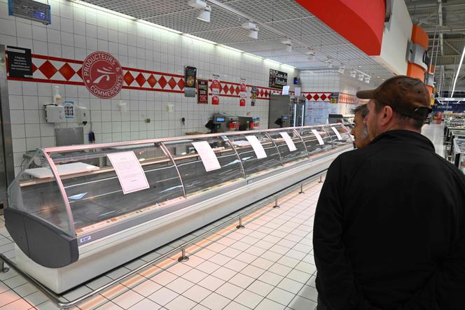 Os clientes que enfrentam barracas vazias no departamento de açougueiro fechado de um supermercado intermarché em Gauchy, em 23 de junho de 2025, antes da prefeitura de Aisne e os ARs de Hauts-de-France declararam que as primeiras amostras 