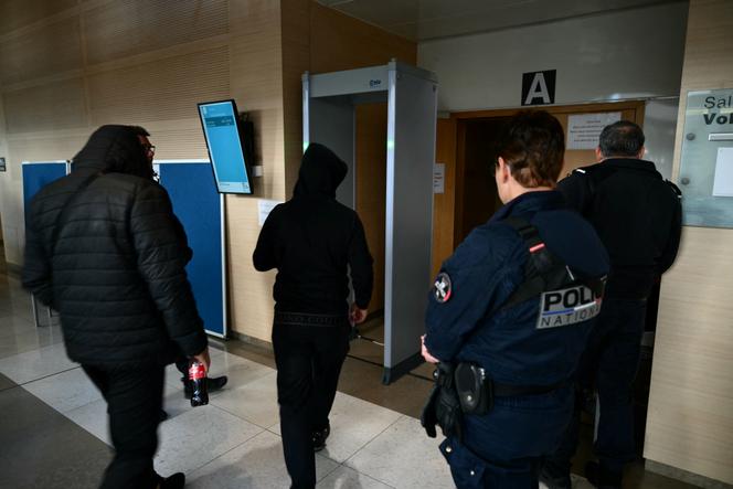Un accusé dans l’affaire Pelicot arrive au tribunal d’Avignon, le 4 décembre 2024.