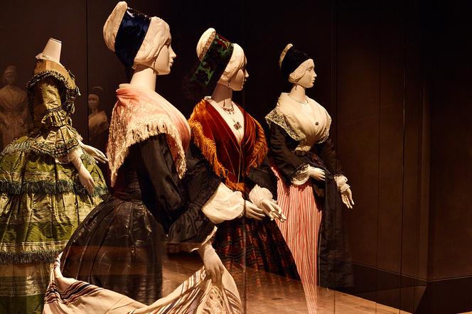 Traditional Arles costumes and 19th-century transformation dresses.