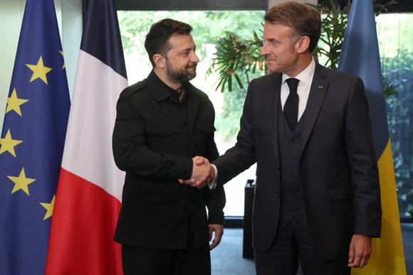 Le président français, Emmanuel Macron, et le président ukrainien, Volodymyr Zelensky, lors de leur rencontre en marge du sommet de l’OTAN, à La Haye, aux Pays-Bas, le 24 juin 2025.