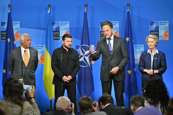 Le président du Conseil européen, Antonio Costa, le président ukrainien, Volodymyr Zelensky, le secrétaire général de l’OTAN, Mark Rutte, et la présidente de la Commission européenne, Ursula von der Leyen (de gauche à droite), s’adressent à la presse lors d’un sommet de l’OTAN, à La Haye, le 24 juin 2025.
