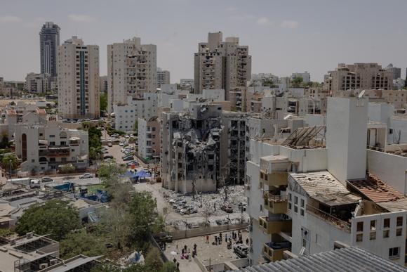 Un bâtiment résidentiel touché lors de frappes iraniennes ayant fait 5 morts à Beersheba (Israël), le 24 juin 2025.