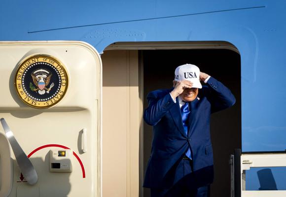 Donald Trump sort de son avion à Amsterdam, avant de se rendre au sommet de l’OTAN à La Haye, le 24 juin 2025.