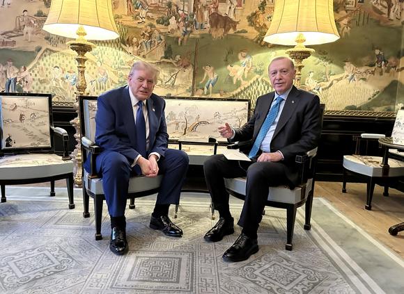 Le président turc Recep Tayyip Erdogan et le président américain Donald Trump lors d’une rencontre en marge du sommet de l’OTAN à La Haye (Pays-Bas), le 24 juin 2025.