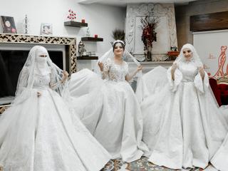 De gauche à droite, trois des futures mariées : Nasra Sharaf Al-Din (sunnite), Marina Hassan (alaouite) et Sarah Nadaf (sunnite), à Lattaquié (Syrie), le 9 juin 2025.