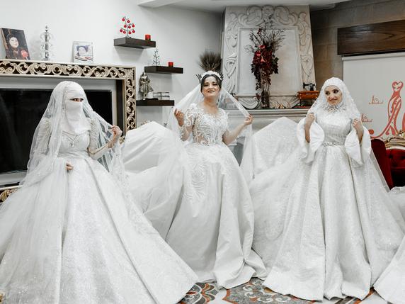 De gauche à droite, trois des futures mariées : Nasra Sharaf Al-Din (sunnite), Marina Hassan (alaouite) et Sarah Nadaf (sunnite), à Lattaquié (Syrie), le 9 juin 2025.